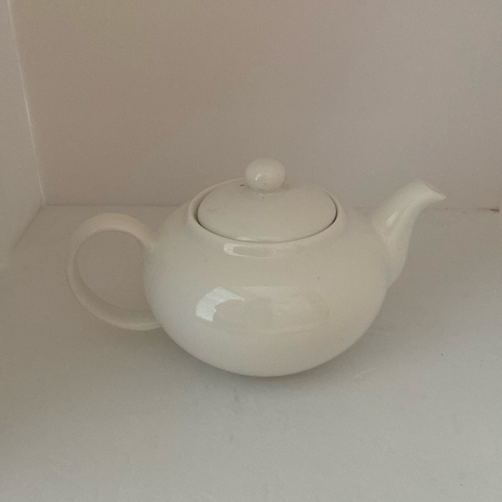 10 Strawberry Street White Tea Pot - Never Used 8”x5”